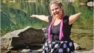 Kobieta z niepełnosprawnością zwiedza świat i cieszy się życiem