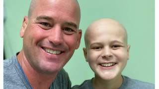 Tata tańczy przed szpitalem dla swojego chorego na białaczkę syna