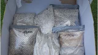 Wakacje tej kobiety doprowadziły do zebrania przez nią 15 kg piasku i kamyków z Sardynii