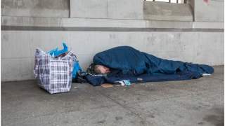 Bezdomny został dostrzezony przez przechodnia