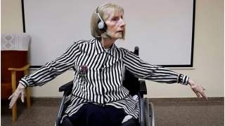 Kobieta z chorobą Alzheimera przypomina sobie kroki