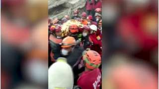 Dziewczynka uratowana z gruzów w Turcji