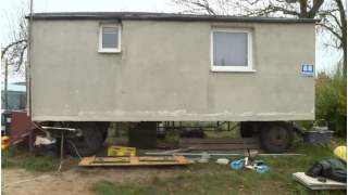 Kobieta mieszkała w barakowozie. Dzięki ludziom o dobrym sercu ma teraz nowy dom