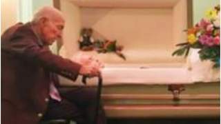 Mężczyzna siedział przy grobie swojej żony na koniec wypowiedział wzruszające słowa