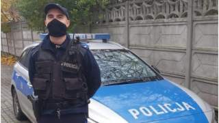 Policjant pomógł uratować życie 80-latka i wyniósł go razem ze strażakiem z płonącego mieszkania