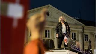 Strajk Kobiet - motorniczy w trakcie pochodu kobiet postanowił wykonać symboliczny gest wsparcia