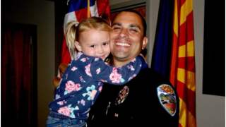 mężczyzna adoptował dziewczynkę