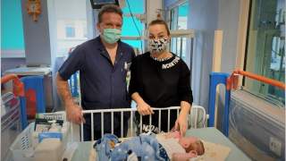 Noworodek z ogromnym guzem obok serca