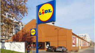 Lidl wprowadził do swojej oferty niezwykłe woskowane spodnie. Teraz dostępne są w ofercie dyskontu za jedyne 49 zł