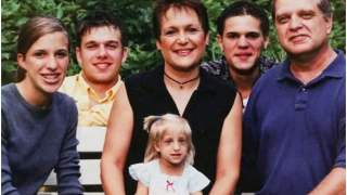 Mama porzuciła ją, gdy ta była noworodkiem. Później dziewczynka znalazła kochającą rodzinę