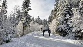 Morskie Oko: turystka weszła na szlak ubrana w kołdrę