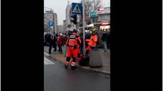 Strajk Kobiet - niezwykłe nagranie sanitariuszy w trakcie pochodu w Warszawie