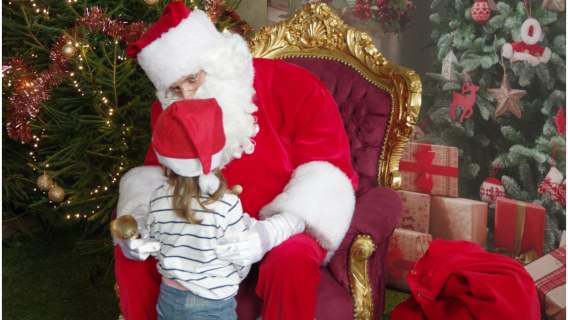 Dziecko, które czeka z utęsknieniem na Świętego Mikołaja może go teraz spotkać online