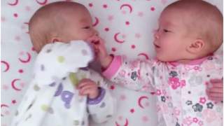 Dzieci bawią się ze sobą po raz pierwszy. Niesamowite nagranie bliźniąt jednojajowych