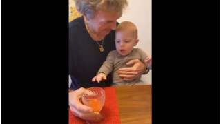 Zbigniew Boniek pokazał na swoim profilu na Twitterze, jak podaje kolorowy napój swojemu ukochanemu wnukowi